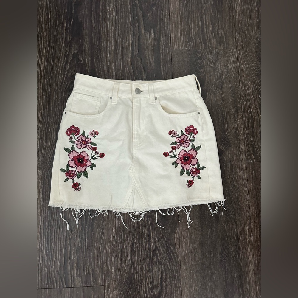 Pacsun white jean skirt w floral design